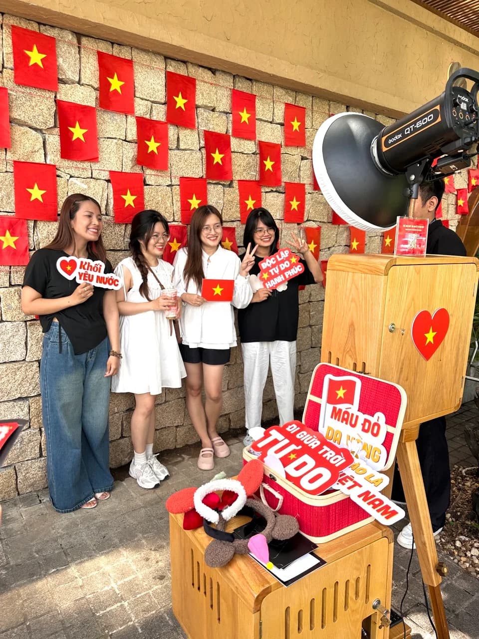 Khách mời chụp ảnh tại quầy photobooth Printaphy